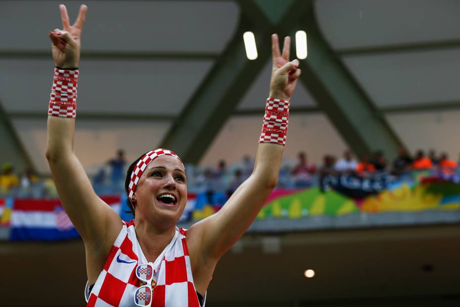 Questa tifosa croata esulta per la vittoria della sua nazionale contro il Camerun (Getty Images)